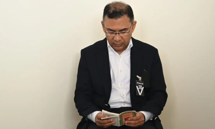 মায়ের কফিনের পাশে কোরআন তেলাওয়াত করছেন তারেক রহমান